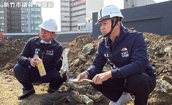 ▲▼綠疑新竹棒球場廢棄物產於60年代　市府打臉：是近10年商品。（圖／翻攝新竹市議員陳慶齡臉書）