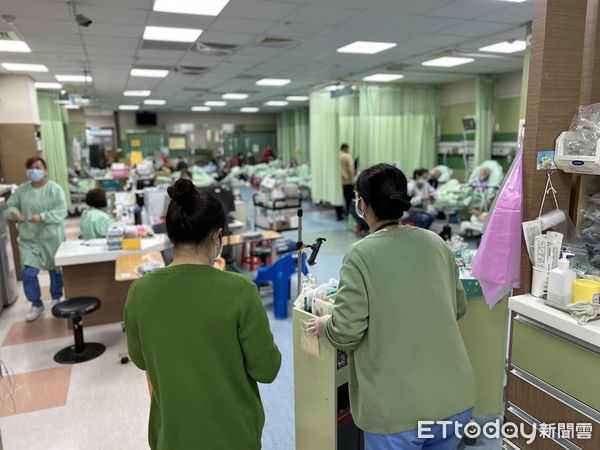 ▲流感、諾羅病毒肆虐，造成各大醫院急診床位爆滿。（圖／翻攝「健康得來速 竹山秀傳醫院 秀傳醫療體系」臉書粉專）