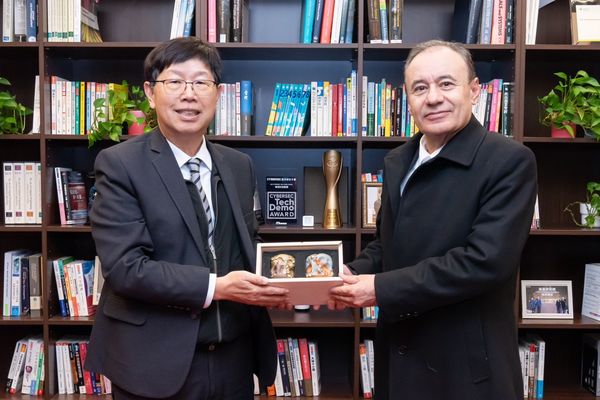 ▲▼鴻海宣布攜手墨西哥Sonora州開展智慧城市合作，董事長劉揚偉與Sonora州長Alfonso Durazo Montaño合影。（圖／鴻海提供）