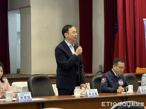 ▲國民黨主席朱立倫出席國政記者會喊話恢復「勞工七天假」。（圖／記者鄭佩玟攝）