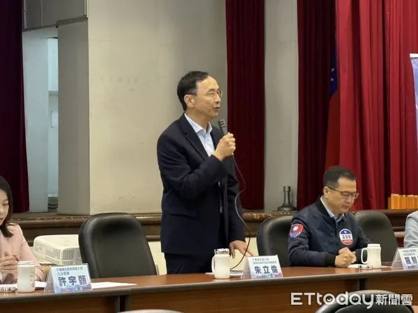 ▲國民黨主席朱立倫出席國政記者會喊話恢復「勞工七天假」。（圖／記者鄭佩玟攝）