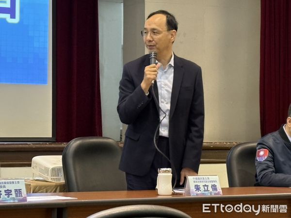 ▲國民黨主席朱立倫出席國政記者會喊話恢復「勞工七天假」。（圖／記者鄭佩玟攝）