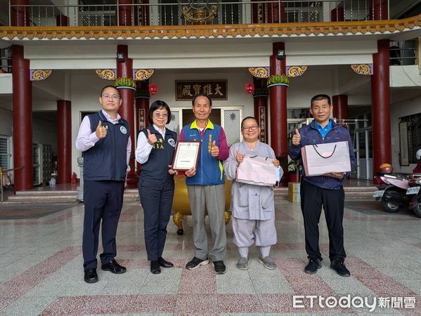 ▲移民署隊屏東縣服務站與屏東縣專勤隊頒發感謝狀給慈善團體致謝             。（圖／記者陳崑福翻攝）