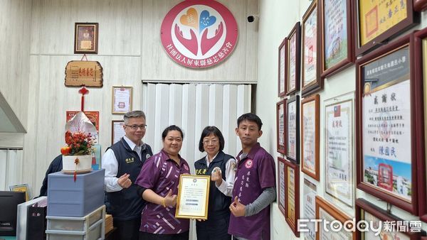 ▲移民署隊屏東縣服務站與屏東縣專勤隊頒發感謝狀給慈善團體致謝             。（圖／記者陳崑福翻攝）