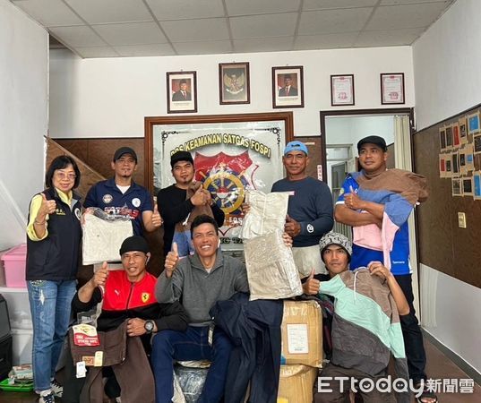 ▲移民署隊屏東縣服務站與屏東縣專勤隊頒發感謝狀給慈善團體致謝             。（圖／記者陳崑福翻攝）