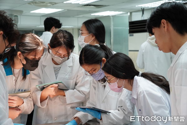 ▲陽明交大醫科全國首創大學醫學系開設「醫師法律學分學程」，希望培養學生跨領域專長。照片中為醫學系學生上解剖實驗課。(陽明交大醫科提供)