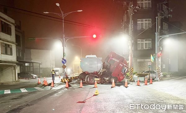 ▲一輛聯結車今天凌晨行經桃園市新屋區中山西路時，突然失控撞擊分隔島上路燈與號誌箱，警方到場處理。（圖／記者沈繼昌翻攝）