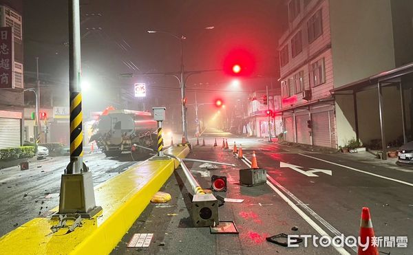 ▲涂姓男子駕駛聯結車今天凌晨行經桃園市新屋區中山西路時失控撞擊分隔島路燈與號誌箱，現場一片狼藉。（圖／記者沈繼昌翻攝）