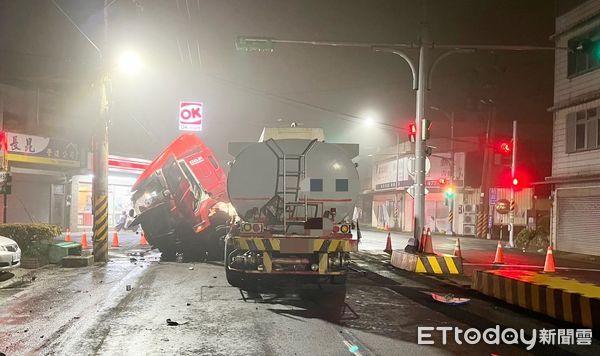 ▲一輛聯結車今天凌晨行經新屋區中山西路時失控撞擊分隔島路燈與號誌箱，駕駛疑似喝水分神釀禍。（圖／記者沈繼昌翻攝）