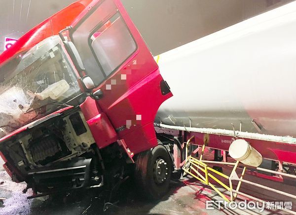 ▲一輛聯結車今天凌晨行經桃園市新屋區中山西路時失控撞擊分隔島路燈與號誌箱，車頭擋風玻璃毀損。（圖／記者沈繼昌翻攝）