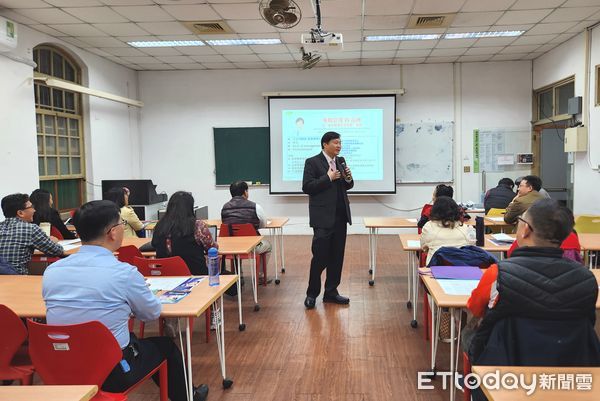▲成大研究發展基金會企管顧問班，邀請藝群醫學美容集團董事長王正坤醫師授課「企業策略管理」，於26日晚上在成功大學大成館開課。（圖／記者林東良翻攝，下同）