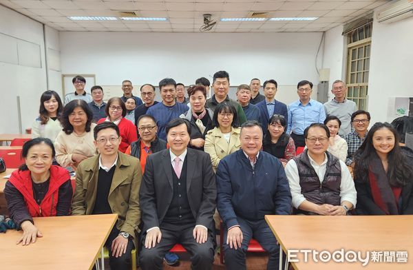 ▲成大研究發展基金會企管顧問班，邀請藝群醫學美容集團董事長王正坤醫師授課「企業策略管理」，於26日晚上在成功大學大成館開課。（圖／記者林東良翻攝，下同）