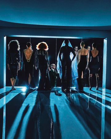 Tom Ford（中）從品牌典藏庫挑選自己最愛的造型，當作這13年設計生涯的告別作。（翻攝自Tom Ford IG）