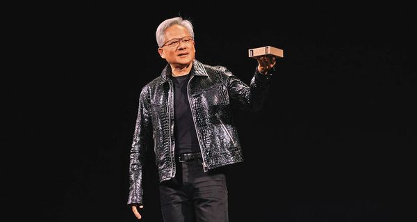 熱愛皮衣的輝達創辦人黃仁勳，穿上Tom Ford最新款鱷魚皮皮衣，出席2025 CES大展。
