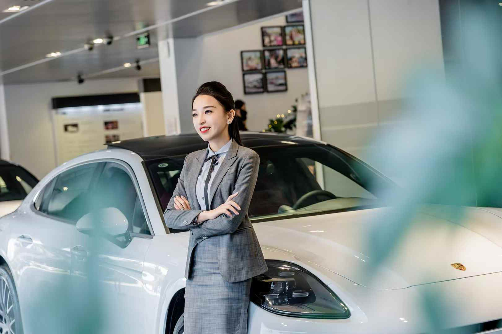 ▲青島美女汽車業務員連續兩年登上保時捷汽車銷售冠軍。（圖／翻攝微博）