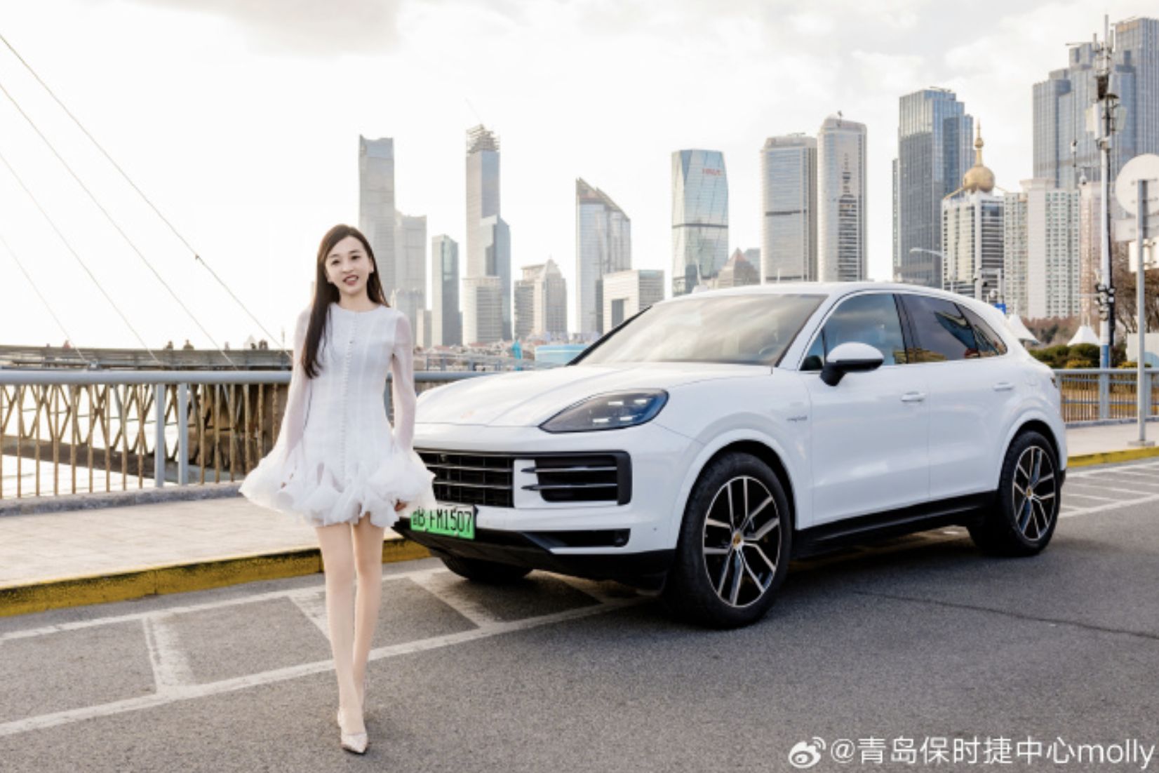 ▲青島美女汽車業務員連續兩年登上保時捷汽車銷售冠軍。（圖／翻攝微博）