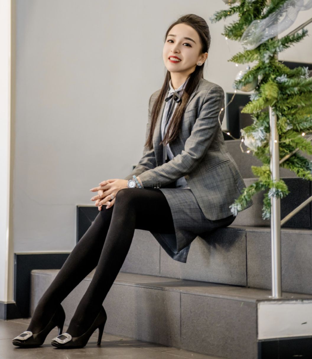 ▲青島美女汽車業務員連續兩年登上保時捷汽車銷售冠軍。（圖／翻攝微博）