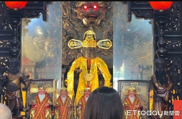 ▲芬園大竹福榕宮今年農曆年湧入祈福信眾,帶泡麵捐給廟方。(圖/許池沼提供)