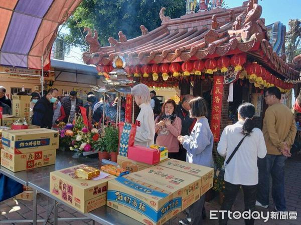 ▲芬園大竹福榕宮今年農曆年湧入祈福信眾，帶泡麵捐給廟方。（圖／許池沼提供）