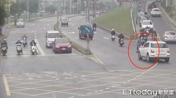 ▲▼白色賓士車闖紅燈鬼切左轉，撞上機車，騎士人卡在車子底下，駕駛急忙下車查看             。（圖／記者陳以昇翻攝）