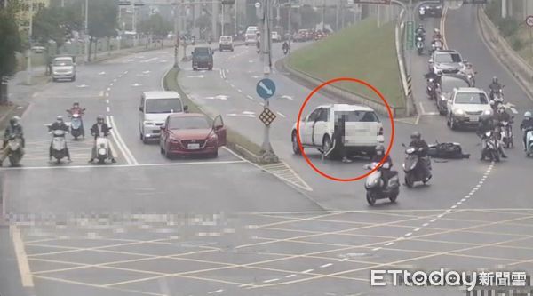 ▲▼白色賓士車闖紅燈鬼切左轉，撞上機車，騎士人卡在車子底下，駕駛急忙下車查看             。（圖／記者陳以昇翻攝）