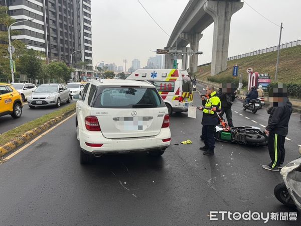 ▲▼白色賓士車闖紅燈鬼切左轉，撞上機車，騎士人卡在車子底下，駕駛急忙下車查看             。（圖／記者陳以昇翻攝）