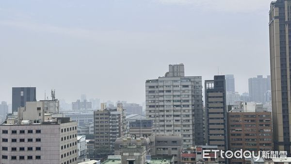 ▲▼高雄一片白茫茫！10區空品亮「紅色警示」　環保局啟動應變措施。（圖／記者賴文萱翻攝）