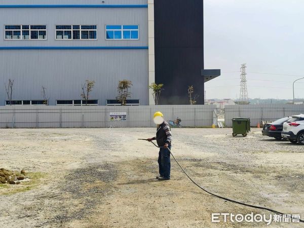 ▲▼高雄一片白茫茫！10區空品亮「紅色警示」　環保局啟動應變措施。（圖／記者賴文萱翻攝）