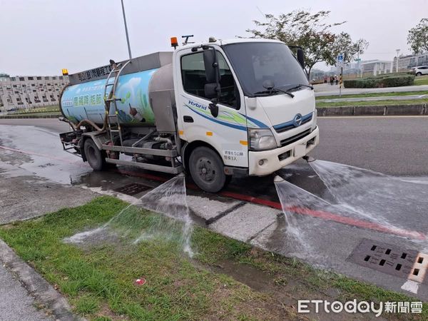 ▲▼高雄一片白茫茫！10區空品亮「紅色警示」　環保局啟動應變措施。（圖／記者賴文萱翻攝）