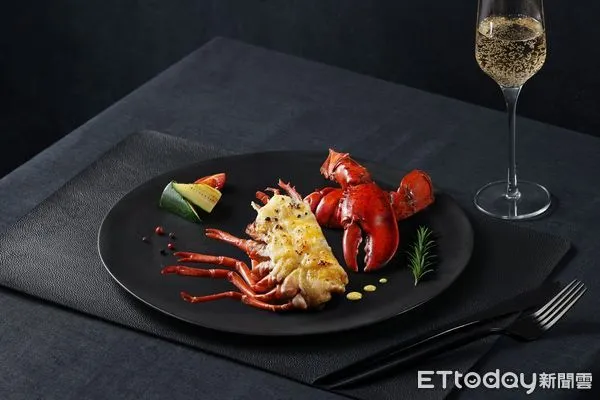 ▲兩人穿搭「同色系」衣著　夏慕尼請吃波士頓龍蝦二吃。（圖／王品提供）