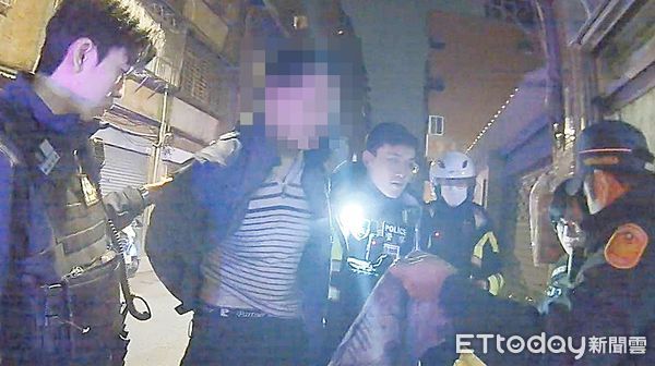 ▲桃園警方昨晚在桃園區正康一街盤查林姓騎士，林男假意配合卻突然拔腿狂奔，警民合力制伏到案。（圖／記者沈繼昌翻攝）