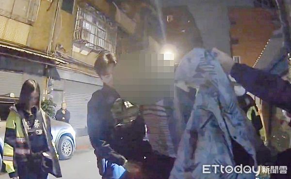 ▲桃園警方昨晚盤查林姓騎士，林男突然拔腿狂奔，警民合力制伏到案。（圖／記者沈繼昌翻攝）