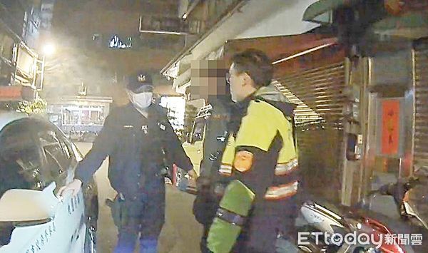 ▲桃園警方昨晚盤查林姓騎士，林男拔腿狂奔後被警民合力制伏，員警將其押解歸案。（圖／記者沈繼昌翻攝）