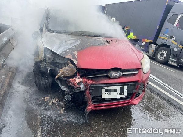 ▲▼    國道1號北上269公里發生車輛火警。（圖／記者翁伊森翻攝）