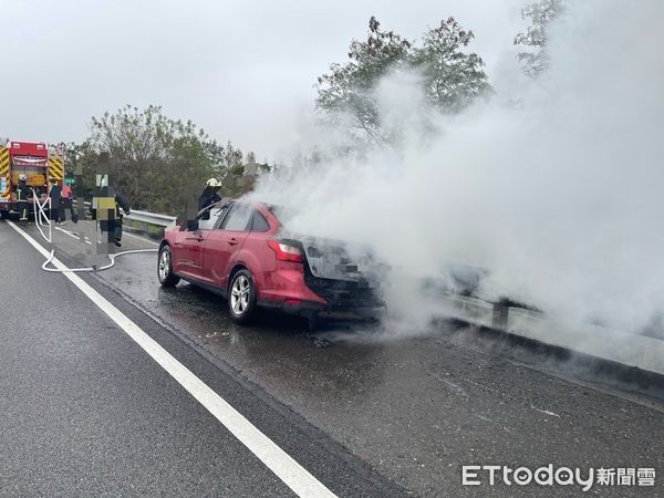 ▲▼    國道1號北上269公里發生車輛火警。（圖／記者翁伊森翻攝）
