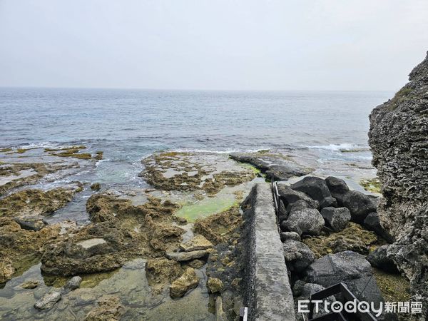 ▲▼屏東縣小琉球花瓶岩沙灘海域發現男屍。（圖／記者陳崑福翻攝）