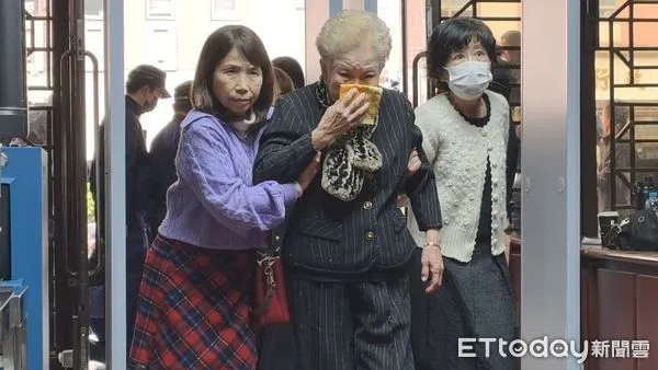 ▲柯文哲媽媽、陳佩琪抵達北院。（圖／記者黃哲民攝）