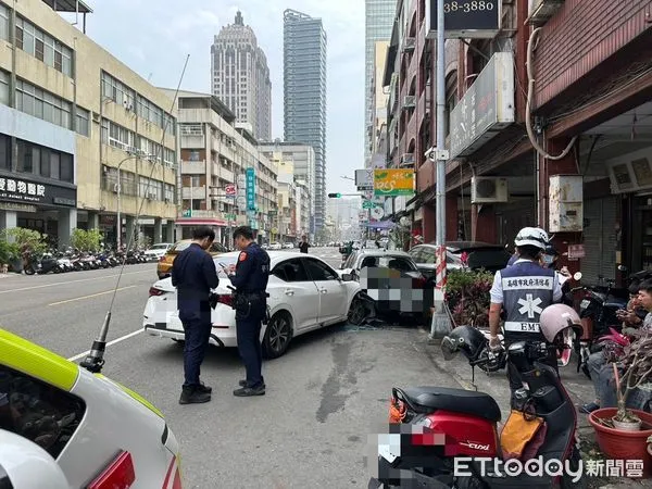 ▲▼同車友人突然驚叫！高雄男開車嚇到失控　路邊保時捷慘遭殃。（圖／記者賴文萱翻攝）