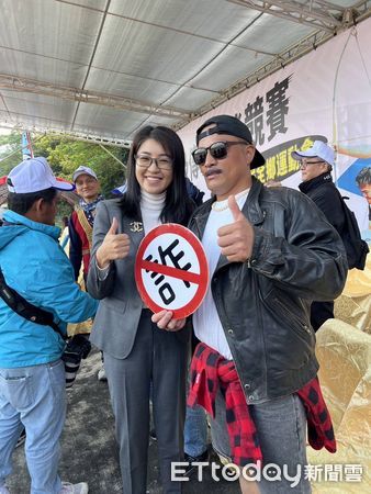 ▲信義鄉運動會創意進場熱鬧展開，「火星人布魯諾」分身登場宣導識詐、交通安全。（圖／記者高堂堯翻攝、環球音樂提供）