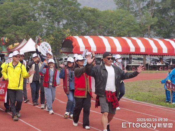 ▲信義鄉運動會創意進場熱鬧展開，「火星人布魯諾」分身警佐（右）登場宣導識詐、交通安全。（圖／記者高堂堯翻攝，下同）