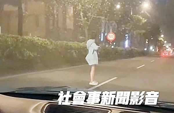 ▲有網友在臉書上PO出一段影片，妙齡女子今天凌晨站在桃園市中壢區中華路上疑似情侶吵架賭氣。（圖／翻攝自臉書《社會事新聞影音》）