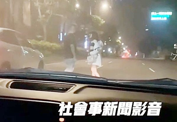 ▲有網友在臉書上PO出一段影片，妙齡女子今天凌晨站在桃園市中壢區中華路上，一名黑衣男子下車時，女子還對其吼叫。（圖／翻攝自臉書《社會事新聞影音》）