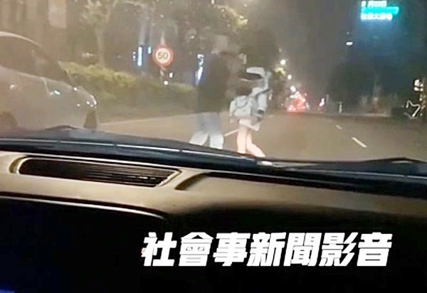 ▲有網友在臉書上PO出一段影片，妙齡女子今天凌晨站在桃園市中壢區中華路上，黑衣男子將女子帶至路邊結束這場鬧劇。（圖／翻攝自臉書《社會事新聞影音》）