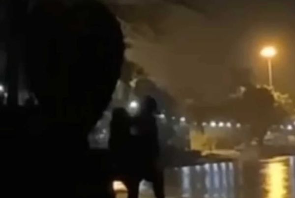 ▲▼外國一對男女在泰國海灘上演活春宮。（圖／翻攝自Facebook）