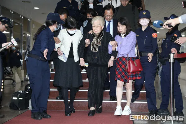 ▲陳佩琪、柯文哲媽媽何瑞英離開台北地院。（圖／記者林敬旻攝）