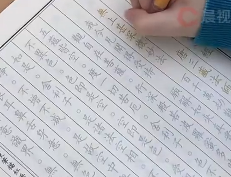 ▲▼小楊被公司罰抄100遍心經。（圖／翻攝自微博）