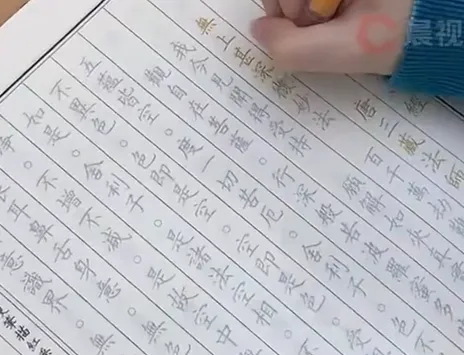 ▲▼小楊被公司罰抄100遍心經。（圖／翻攝自微博）