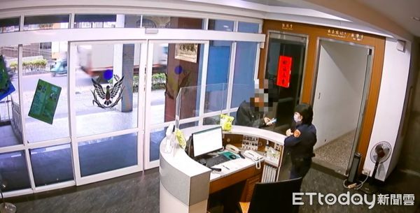 ▲▼80歲老翁到派出所求助員警，詐騙集團用話術要老翁匯款             。（圖／記者陳以昇翻攝）