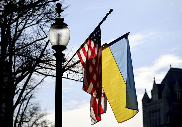 ▲▼ 美國國旗,烏克蘭國旗,美烏。（圖／達志影像／美聯社）