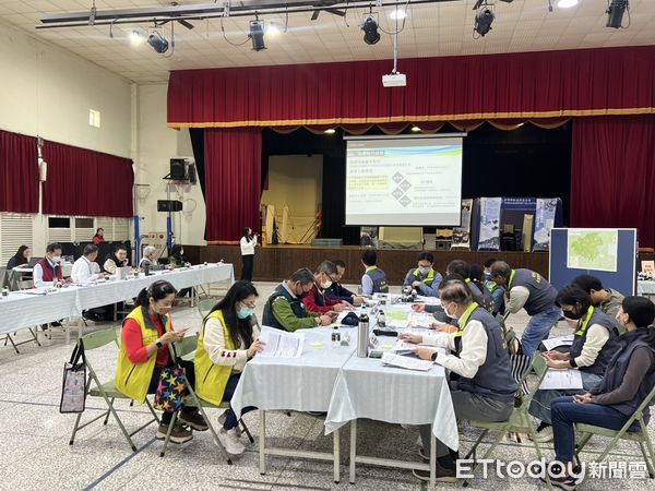 ▲▲台南市後壁區公所27日舉辦「境況模擬桌上演習及避難收容處所開設演練，由後壁區公所李至彬區長擔任指揮官啟動各任務編組整備，並由台南市災害防救辦公室王雅禾參議擔任主推官，成大防災研究中心李心平副主任擔任說明官。（圖／記者林東良翻攝，下同）